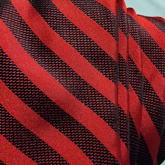 CALVIN KLEIN PREMIUM Men's Silk Tie Necktie USA Designer Striped Black Red - Picture 2 of 3